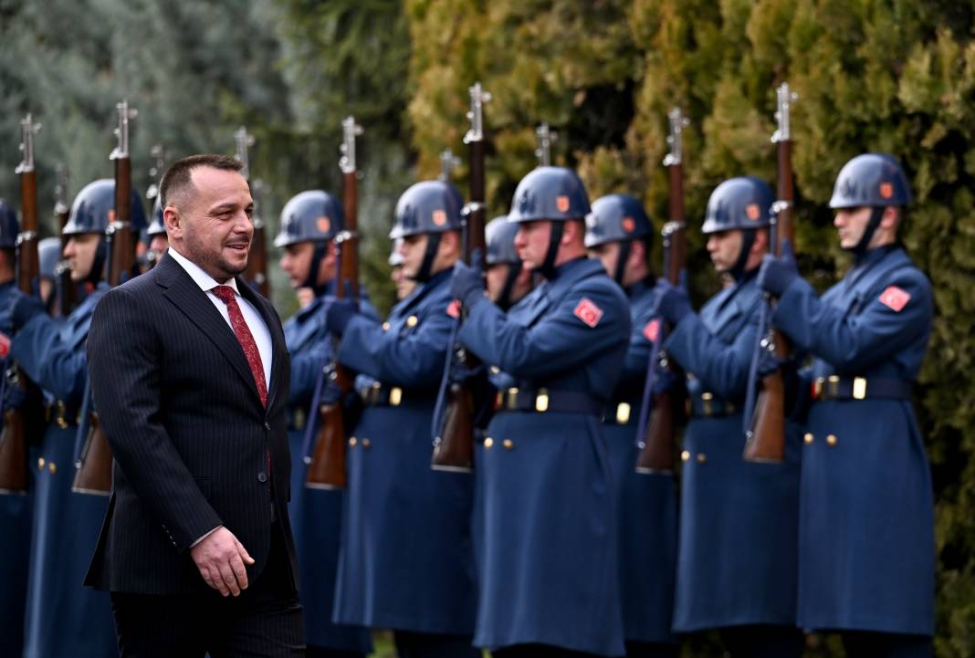 Bakan Güler, Kosovalı mevkidaşı ile bir araya geldi 8